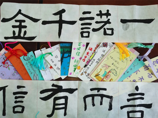 有许多涂鸦
中度可信度描述已自动生成